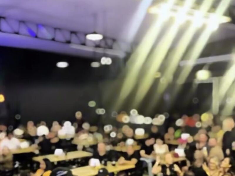 Salão lotado em noite de show