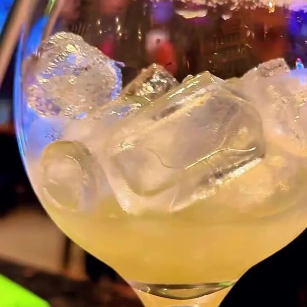 Gin tônica servida na taça com gelo